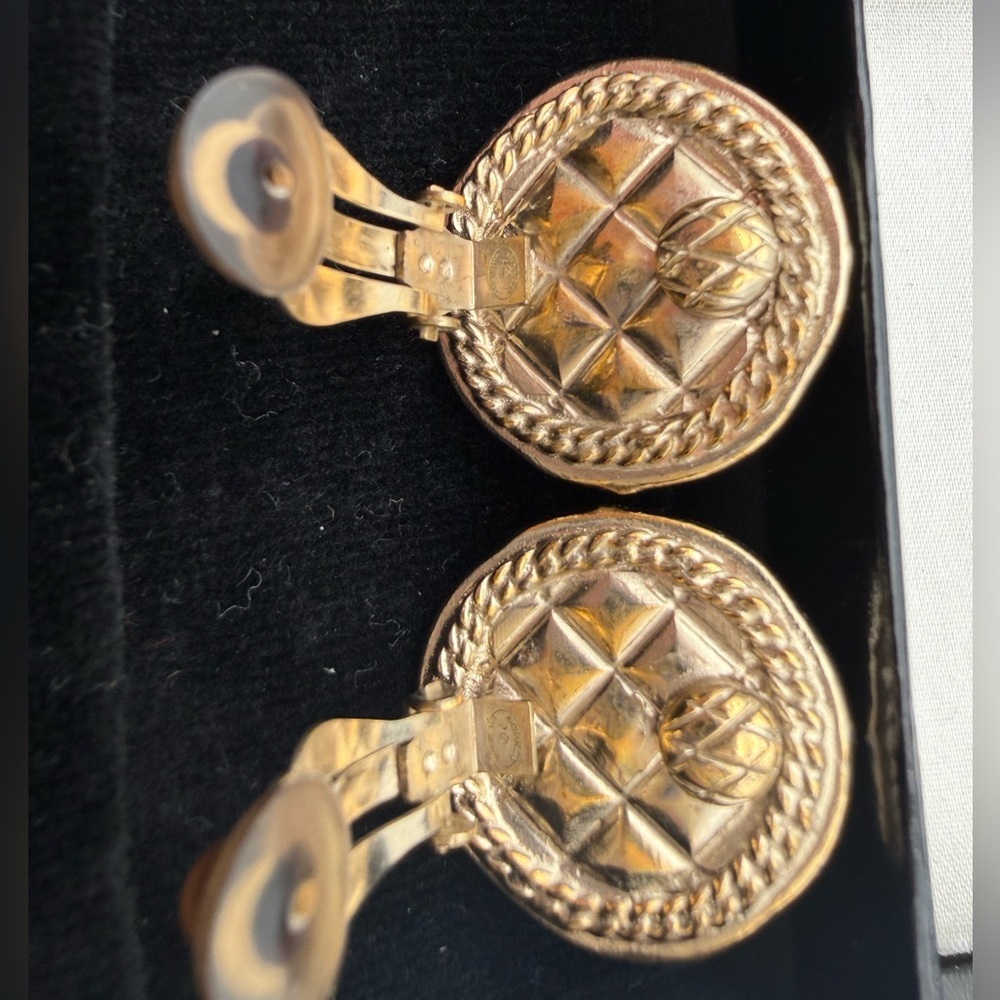 Vintage Chanel CC Matelasse clip-on earrings - Picture 7 of 15